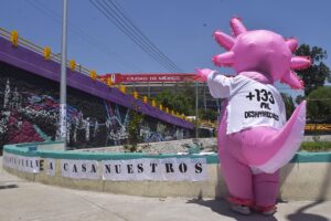 Familias buscadoras pegan fichas de desaparecidos en inmediaciones del Estadio Azteca Familias buscadoras pegan fichas de desaparecidos en inmediaciones del Estadio Azteca