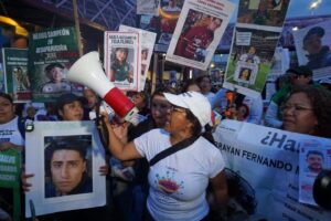Buscadoras realizan velada en Tlalpan a pesar de cerco policial previo al Mundial Buscadoras realizan velada en Tlalpan a pesar de cerco policial previo al Mundial