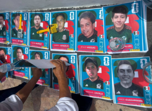 Madres buscadoras pegan “álbum mundialista” con rostros de sus desaparecidos en Acapulco Madres buscadoras pegan “álbum mundialista” con rostros de sus desaparecidos en Acapulco