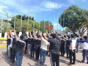 “Así como les gusta ver rodar el balón, también les gusta ver rodar vidas”: normalistas de Ayotzinapa “Así como les gusta ver rodar el balón, también les gusta ver rodar vidas”: normalistas de Ayotzinapa