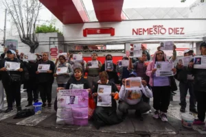 Madres buscadoras llevan fichas de desaparecidos a estadio donde entrena la selección mexicana Madres buscadoras llevan fichas de desaparecidos a estadio donde entrena la selección mexicana