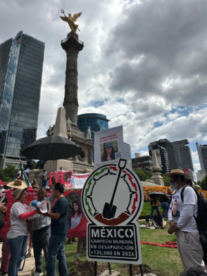 Retiran antimonumento “México campeón mundial en desaparición” a un día de su instalación Retiran antimonumento “México campeón mundial en desaparición” a un día de su instalación